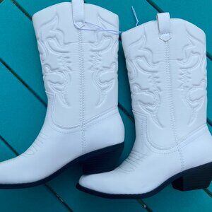 NWT women's white SODA cowboy/cowgirl boots with stitched pattern. Size 7.5 M.